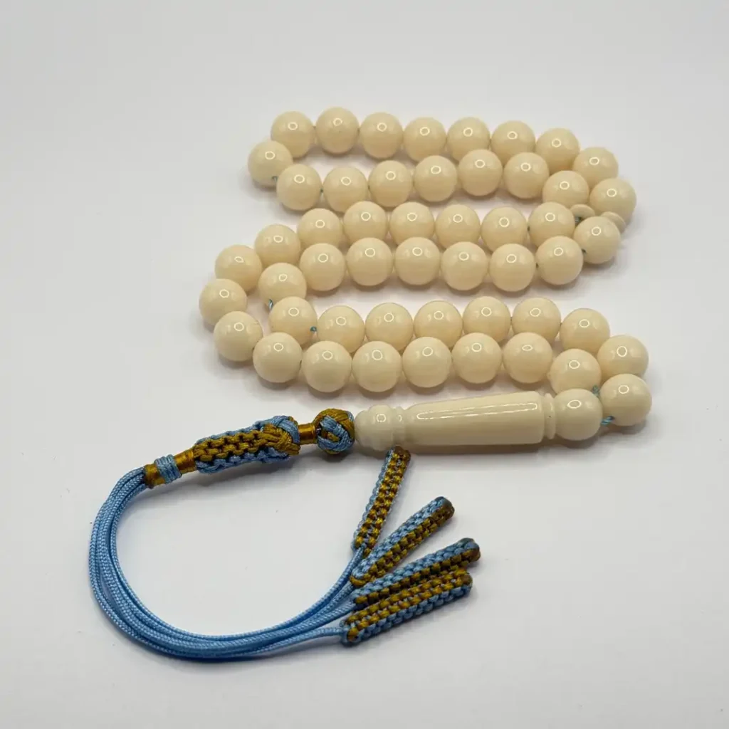 مسبحة باكالايت حليبي فاخر – 51 حبّة – 10 مم مع كركوشة زرقاء و ذهبي